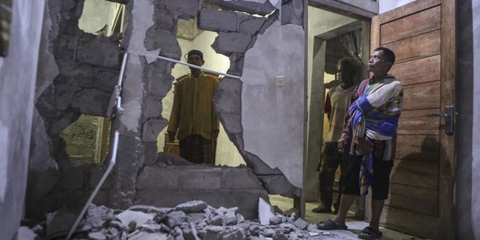 Berita Sejumlah Rumah Rusak, Warga Tertimpa Teras