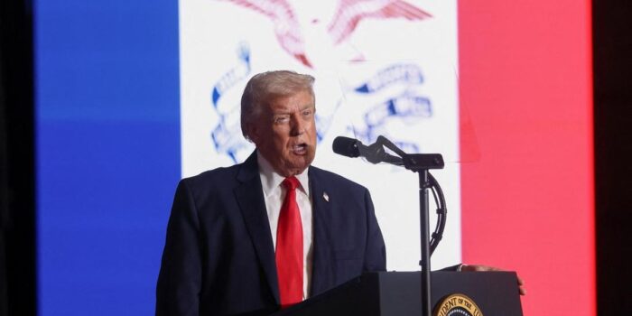 Berita Trump Usir Pria saat Pidato di Iowa dan Menuduhnya Penghasut Bayaran