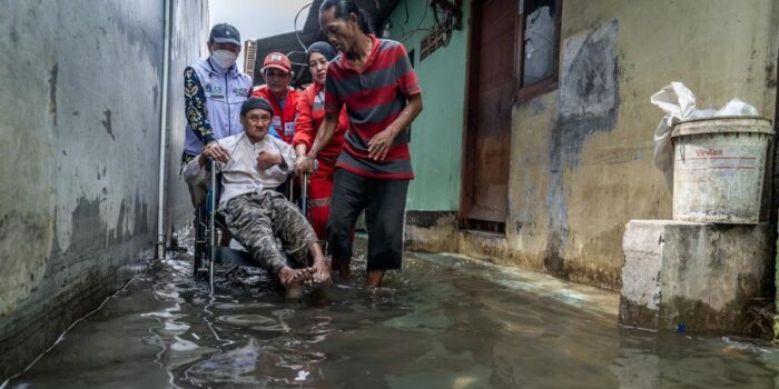 Berita 9 RT di Jakarta Masih Terendam Banjir Hingga Sore Ini Berita 9 RT di Jakarta Masih Terendam Banjir Hingga Sore Ini