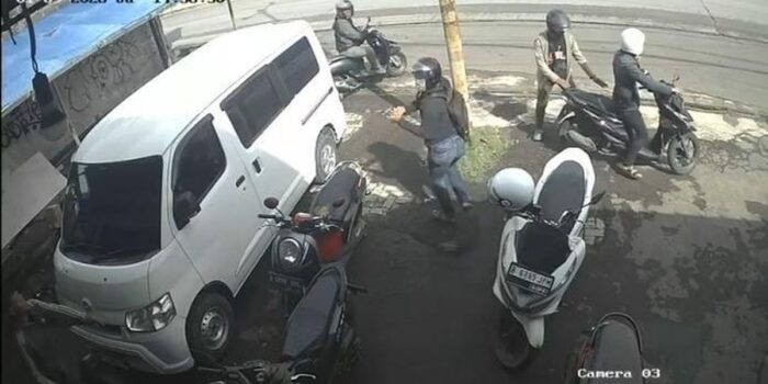 Berita Aksi Gagal, Geng Curanmor Acungkan Pistol ke Penjaga Toko di Tangerang Berita Aksi Gagal, Geng Curanmor Acungkan Pistol ke Penjaga Toko di Tangerang