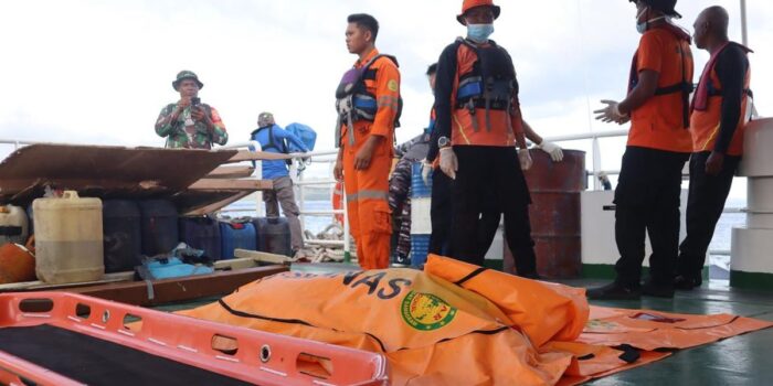 Berita Keluarga Pantau Langsung Pencarian Korban Kapal Karam di Labuan Bajo