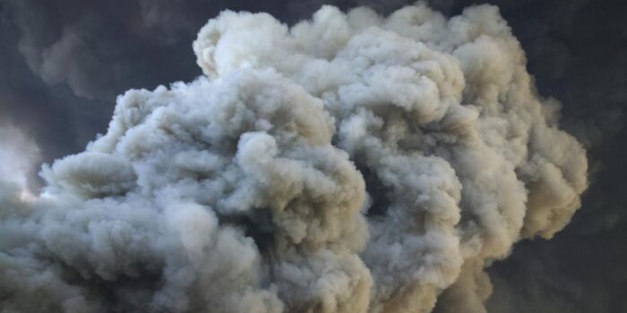 Berita Lantai Rumah Warga di Surabaya Keluarkan Asap dan Panas Misterius