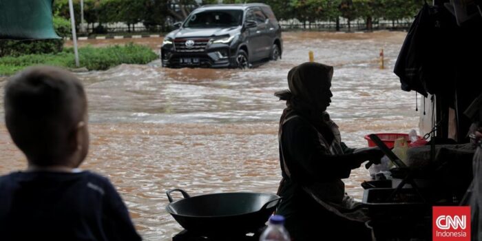 Berita Banjir Masih Rendam Jalan Boulevard Kelapa Gading hingga Petang Ini
