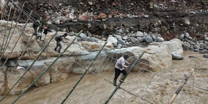 Berita Jembatan Gantung Penghubung 2 Desa di Mamuju Putus, Warga Terluka Berita Jembatan Gantung Penghubung 2 Desa di Mamuju Putus, Warga Terluka