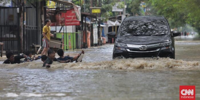 Berita Banjir Rendam 12 Wilayah Kota Bekasi, Ratusan Warga Mengungsi