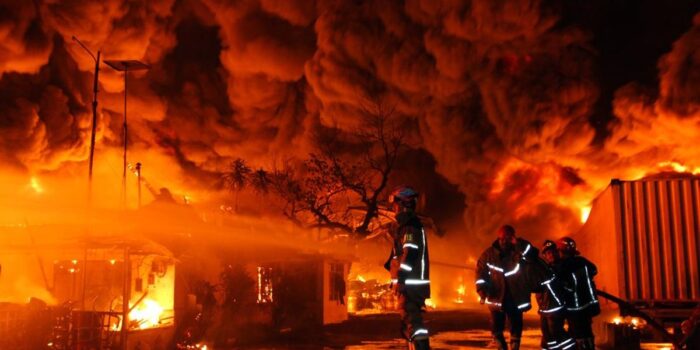 Berita Pabrik Sandal di Medan Terbakar Selasa Malam, Api Tak Kunjung Padam