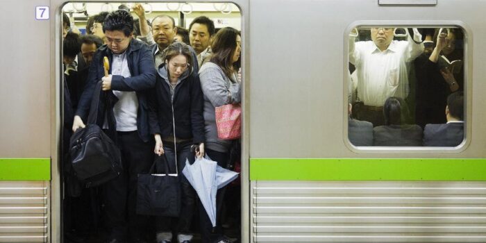 Berita Jalur Kereta Tokyo Lumpuh Total, Stasiun Jadi Lautan Manusia