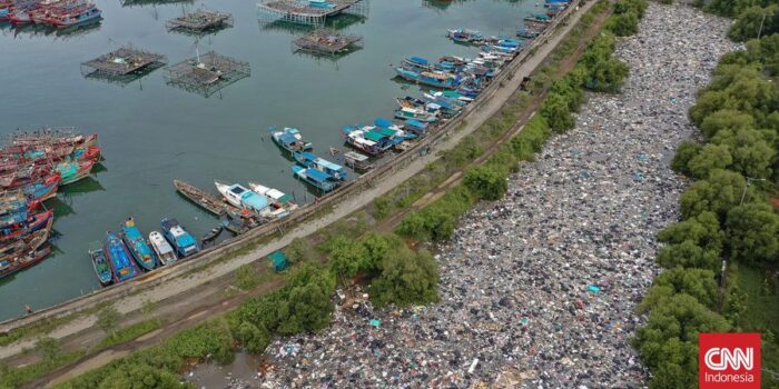 Berita Penampakan Lautan Sampah di Tanggul Muara Baru