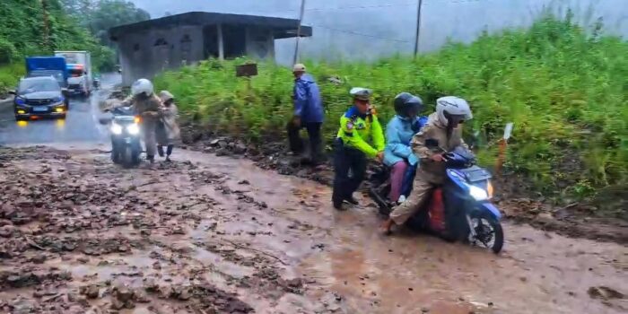 Berita Longsor Terjang Jalur Geopark Ciletuh, Mobil dan Motor Terjebak Lumpur