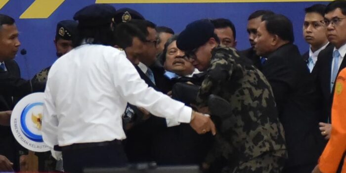 Berita Pingsan Saat Lepas Jenazah Korban ATR, Menteri KKP Ngaku Kelelahan