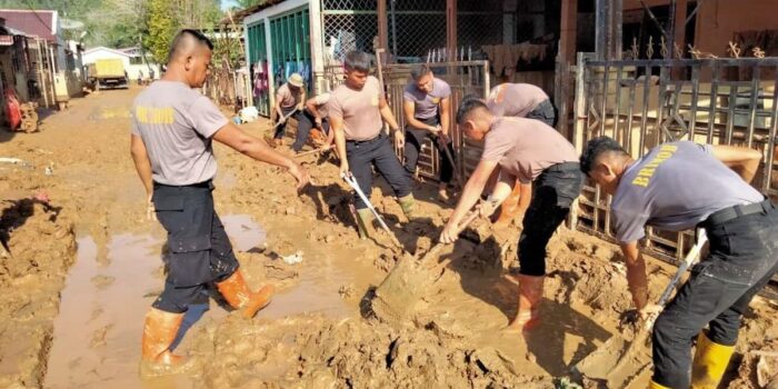 Berita Lumpur Banjir Bandang Masih Tutupi Permukiman Warga di Tapanuli Tengah Berita Lumpur Banjir Bandang Masih Tutupi Permukiman Warga di Tapanuli Tengah