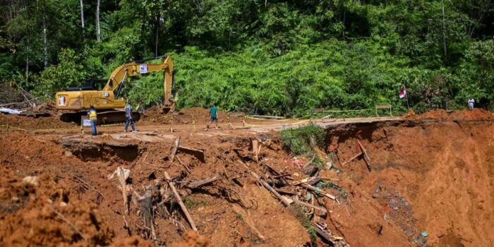 Berita 3 Pekerja Tertimbun Longsor di Jatinangor Berhasil Dievakuasi