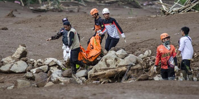 Berita 17 Meninggal, Pencarian Korban Longsor Pasirlangu Cisarua Berlanjut