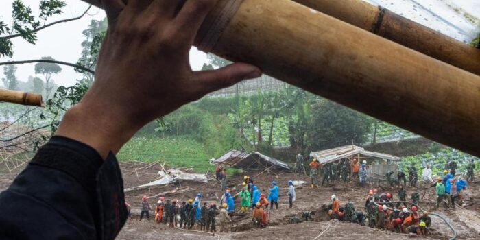 Berita 70 Kantong Jenazah Dievakuasi, 10 Masih Dicari