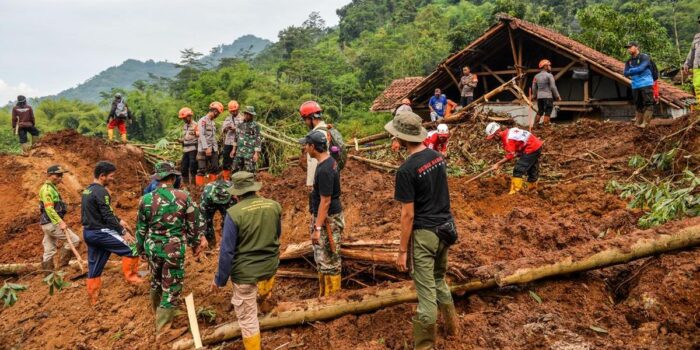 Berita Longsor di Jatinangor Jabar Timbun 6 Warga