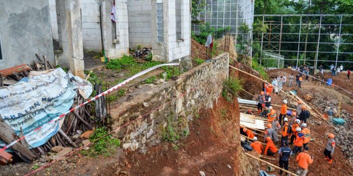 Berita 4 Korban Tertimbun Longsor di JatinangorDitemukan Tewas