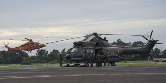Berita Heli Caracal AU Cek Titik Api Diduga Lokasi Pesawat ATR di Maros
