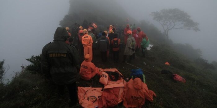 Berita Tim Temukan Barang Korban dan Bagian Pesawat di Gunung Bulusaraung