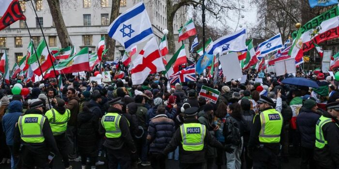 Berita Bendera Israel ‘Menyusup’ di Demo Anti-Khamenei di London-Paris