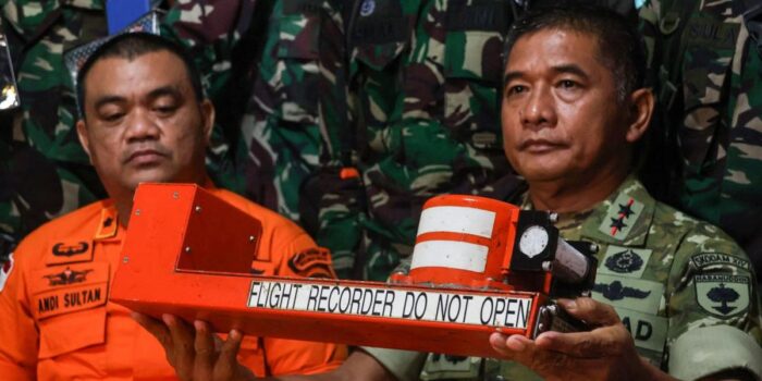 Berita Basarnas Serahkan Black Box Pesawat ATR 42-500 ke KNKT