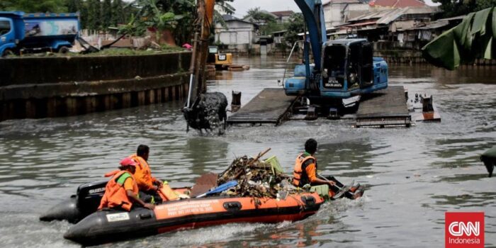 Berita Antisipasi Banjir, Eskavator Keruk Lumpur Kali Sepak Kembangan