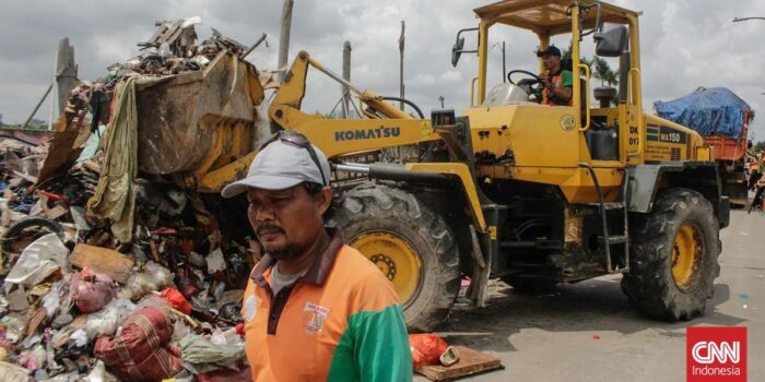 Berita Pembersihan Sampah Material Sisa Banjir di Rawabuaya Jakbar