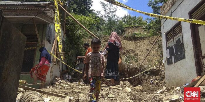 Berita Bencana Longsor Rusak Rumah Warga Pamekasan hingga Situbondo