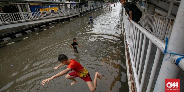 Berita 37 RT dan 12 Jalan Masih Terendam