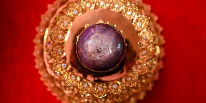 Berita Safir Ungu Langka Terbesar di Dunia Senilai Rp5 T Dipamerkan