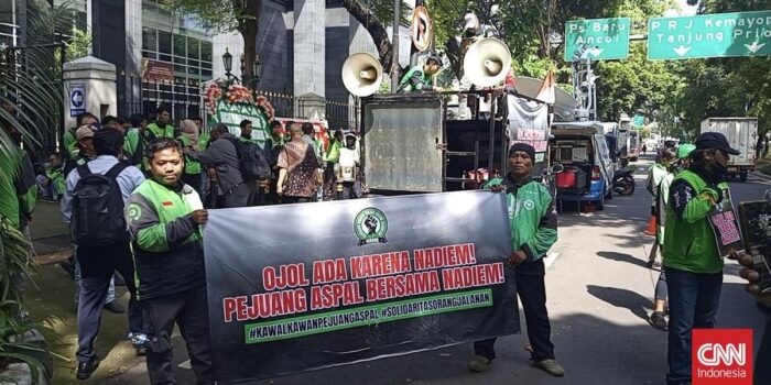 Berita Driver Gojek Gelar Aksi Kawal Sidang Dakwaan Nadiem di PN Jakpus