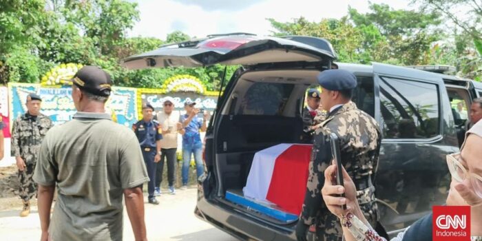 Berita Suasana Haru Sambut Kedatangan Jenazah Pilot ATR 42-500 di Rumah Duka