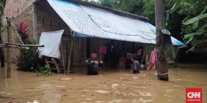 Berita Banjir hingga 1 Meter di Tigaraksa Tangerang, Akses Warga Terputus Berita Banjir hingga 1 Meter di Tigaraksa Tangerang, Akses Warga Terputus