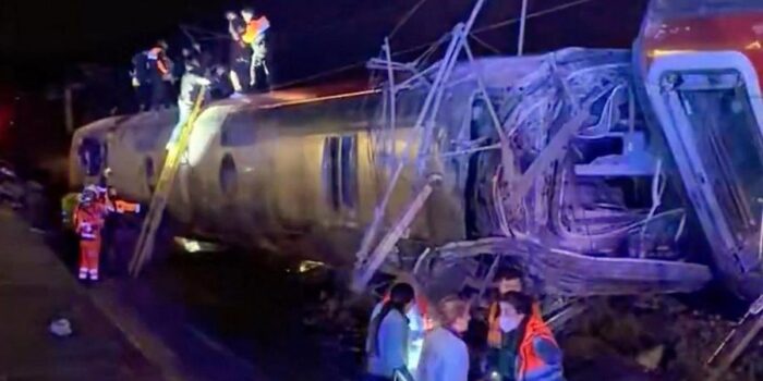 Berita Kereta Cepat Adu Banteng dengan Kereta Lain di Spanyol, 21 Orang Tewas