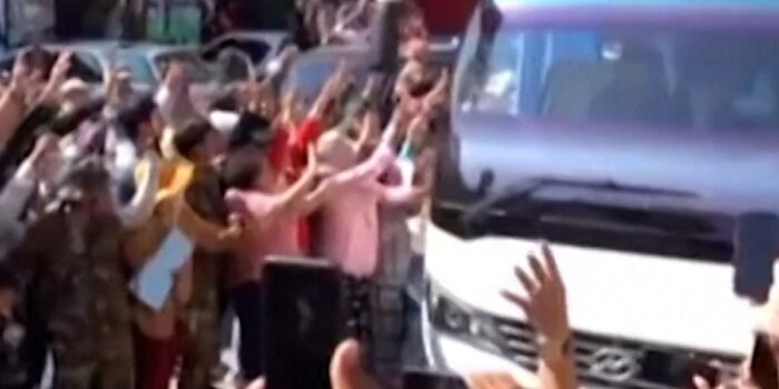 Berita Sukacita Warga Kamboja Sambut 18 Tentara yang Dibebaskan Thailand Berita Sukacita Warga Kamboja Sambut 18 Tentara yang Dibebaskan Thailand