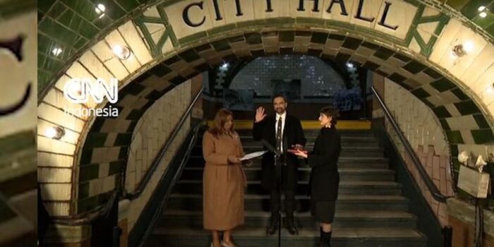 Berita Momen Mamdani Disumpah Jadi Wali Kota New York Pakai Al-Quran