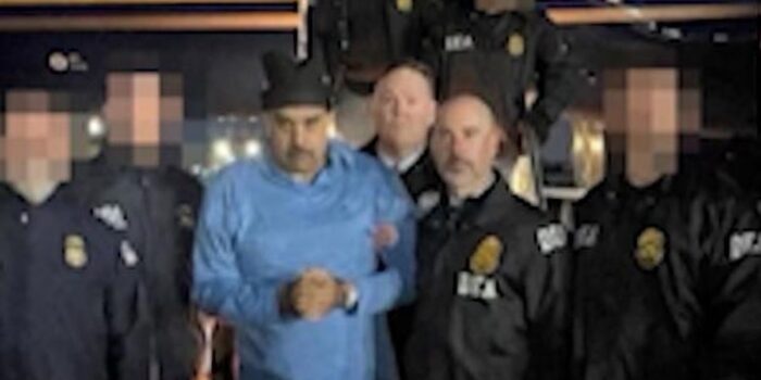 Berita Penampakan Maduro & Istri Diborgol saat Ditangkap Aparat AS Berita Penampakan Maduro & Istri Diborgol saat Ditangkap Aparat AS