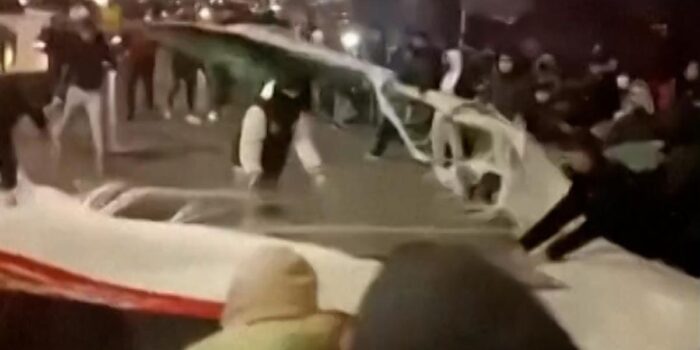 Berita Pendemo Ramai-ramai Merobek Bendera Iran di Kota Mashhad Berita Pendemo Ramai-ramai Merobek Bendera Iran di Kota Mashhad