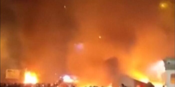 Berita Demo di Iran Kian Membara, Mobil-mobil hingga Gedung Dibakar Massa