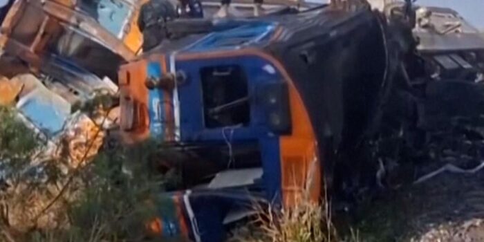 Berita Penampakan Crane Ambruk Timpa Kereta, 22 Orang Tewas Berita Penampakan Crane Ambruk Timpa Kereta, 22 Orang Tewas