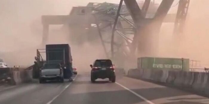 Berita Detik-detik Crane Ambruk di Jalan Raya Thailand hingga 2 Orang Tewas