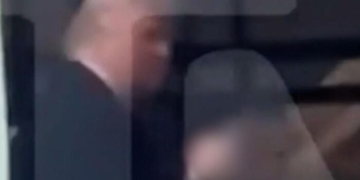 Berita Momen Trump Acungkan Jari Tengah saat Dikritik soal Epstein