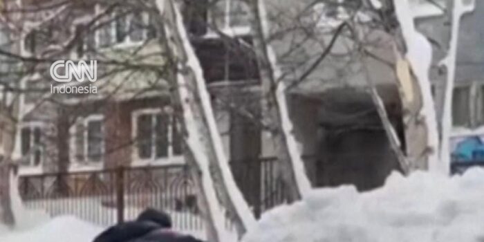 Berita Dua Lansia Tewas Akibat Tertimpa Salju Tebal di Rusia