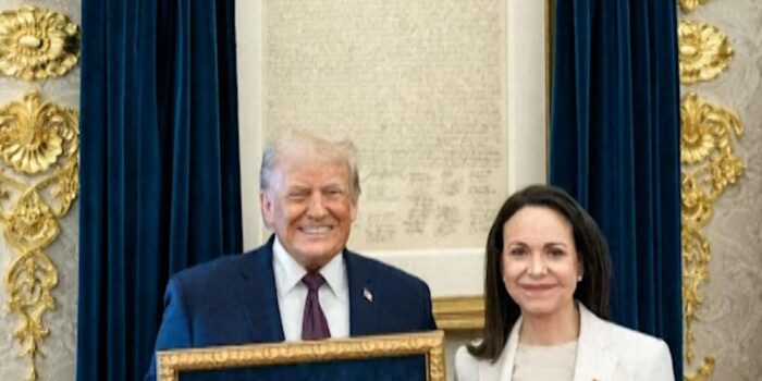Berita Momen Machado Serahkan Medali Nobel Perdamaiannya ke Trump