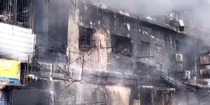 Berita Penampakan Kebakaran Mal Karachi Pakistan, 14 Tewas & 70 Hilang