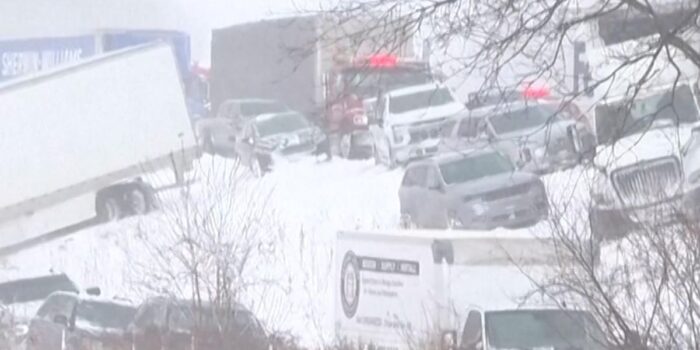 Berita Tabrakan Beruntun 100 Kendaraan di Tol Michigan AS Imbas Badai Salju