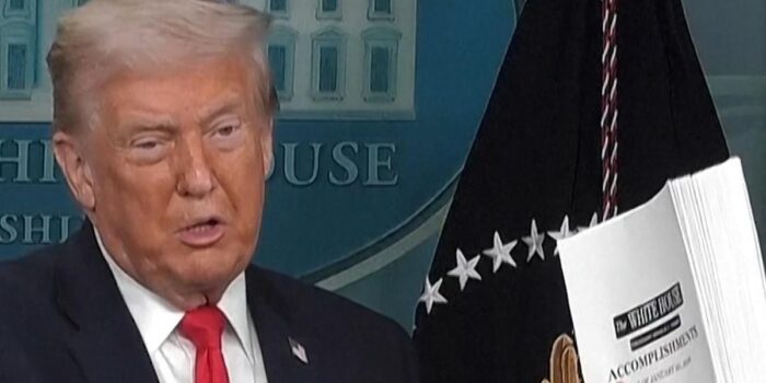 Berita Momen Trump Lempar Buku Pencapaian di Gedung Putih