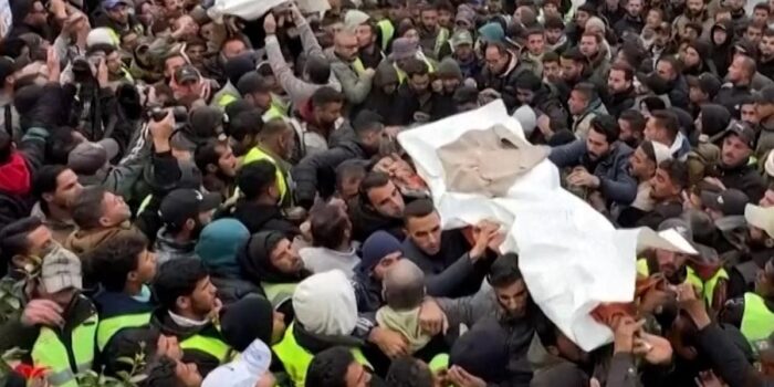 Berita Ribuan Warga Gaza Antar Tiga Jenazah Jurnalis Tewas Diserang Israel