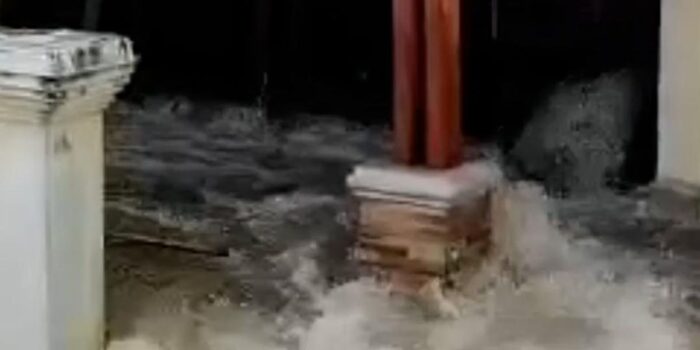 Berita Horor Air Terjang Rumah di Tangerang usai Tanggul Kali Angke Jebol