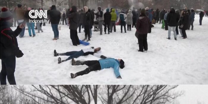 Berita Warga AS Girang Main Perang Bola Salju di Tengah Cuaca Dingin Membeku