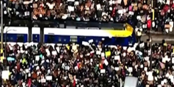 Berita Ribuan Warga Minnesota Turun ke Jalan Tuntut Penarikan Pasukan ICE